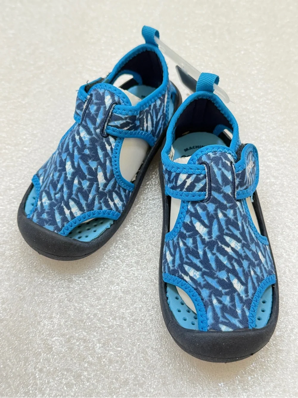 NEW OshKosh B'gosh Boys Blue/Navy Aquatic Shark Patterned Water Shoes Size 9